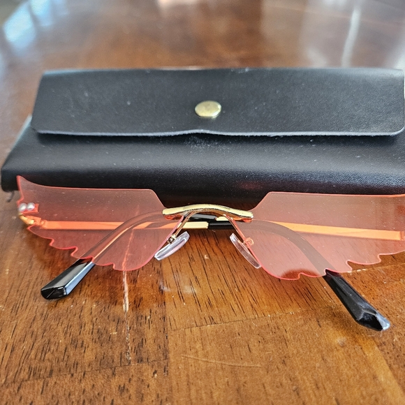 Winged Rimless Sunglasses - Picture 3 of 3